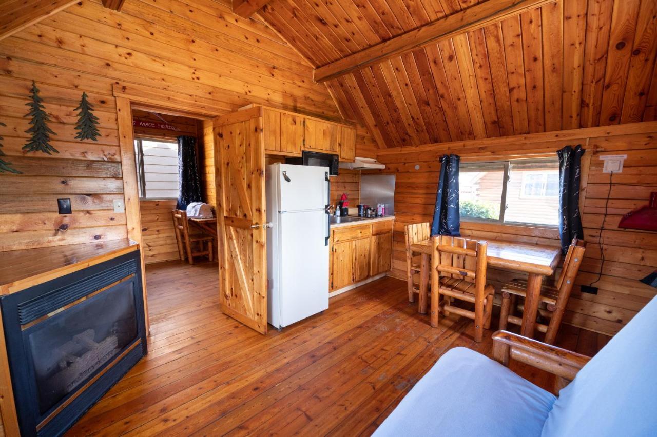 Redwood Coast Cabins And Rv Resort ユーレカ エクステリア 写真